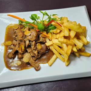 Lomo al ajillo con papas fritas $14.770