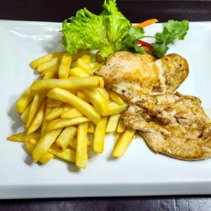 Pechuga de pollo con papas fritas $9.030