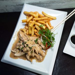 Pollo al ajillo con papas fritas $8.750